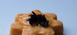 Galletas de parmesano y escamas de sal negra